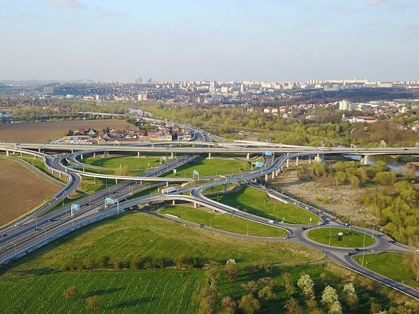 Страна без излаз на море - с ниски хълмове и плата, обградени от планини. Но въпреки този терен, това е 14-ата най-опасна европейска страна за шофьорите.
През 2023 година в Чехия е имало 502 смъртни случая на пътя, което се равнява на 46,4 смъртни случая на милион (2% повече от средното за ЕС). По-голямата част от тези произшествия са настъпили по селски шосета, които често са зле поддържани.